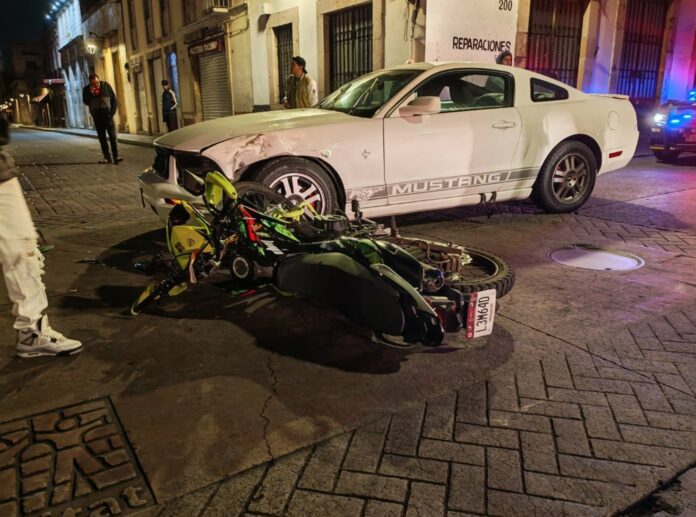 Pareja en moto herida tras chocar contra auto deportivo en Morelia