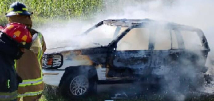 Camioneta arde en llamas en la Purépero-Tlazazalca