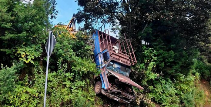 Volcadura de camioneta deja un muerto en Tlalpujahua