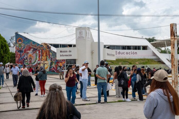 Egresados normalistas bloquean Siervo de la Nación Egresados normalistas bloquean Siervo de la Nación