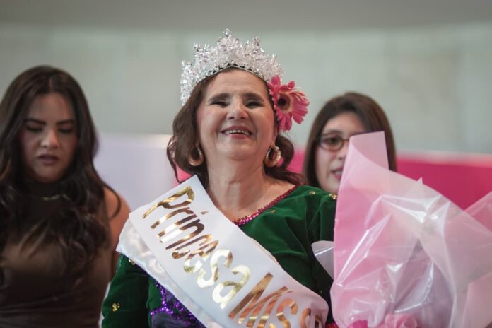 Entre porras y aplausos se vive el evento Miss 60