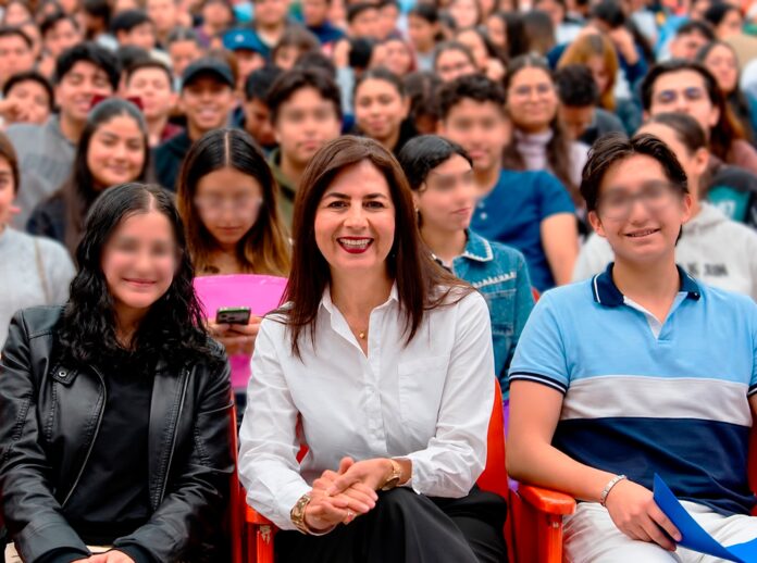 Gaby Molina celebra ampliación de Beca Gertrudis Bocanegra