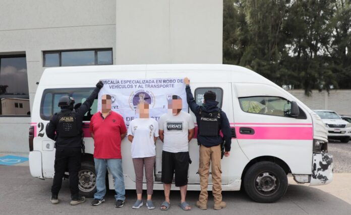 Recuperan combi ruta rosa robada y detienen a tres personas