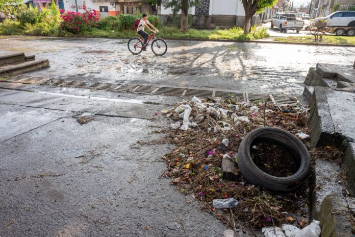 Tras inundación, Av. Poliducto entre lodo y basura