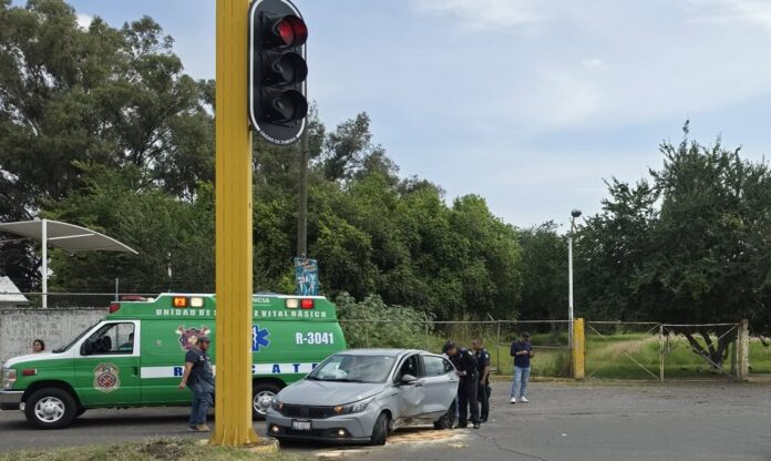 Michoacán, choque vehicuar contra un semáforo, tres heridas