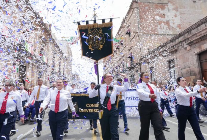 Michoacán, orgullo nicolaita en desfile patrio