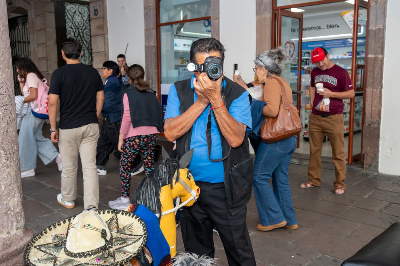 Alfredo, el albañil que encontró su oficio detrás de una Polaroid