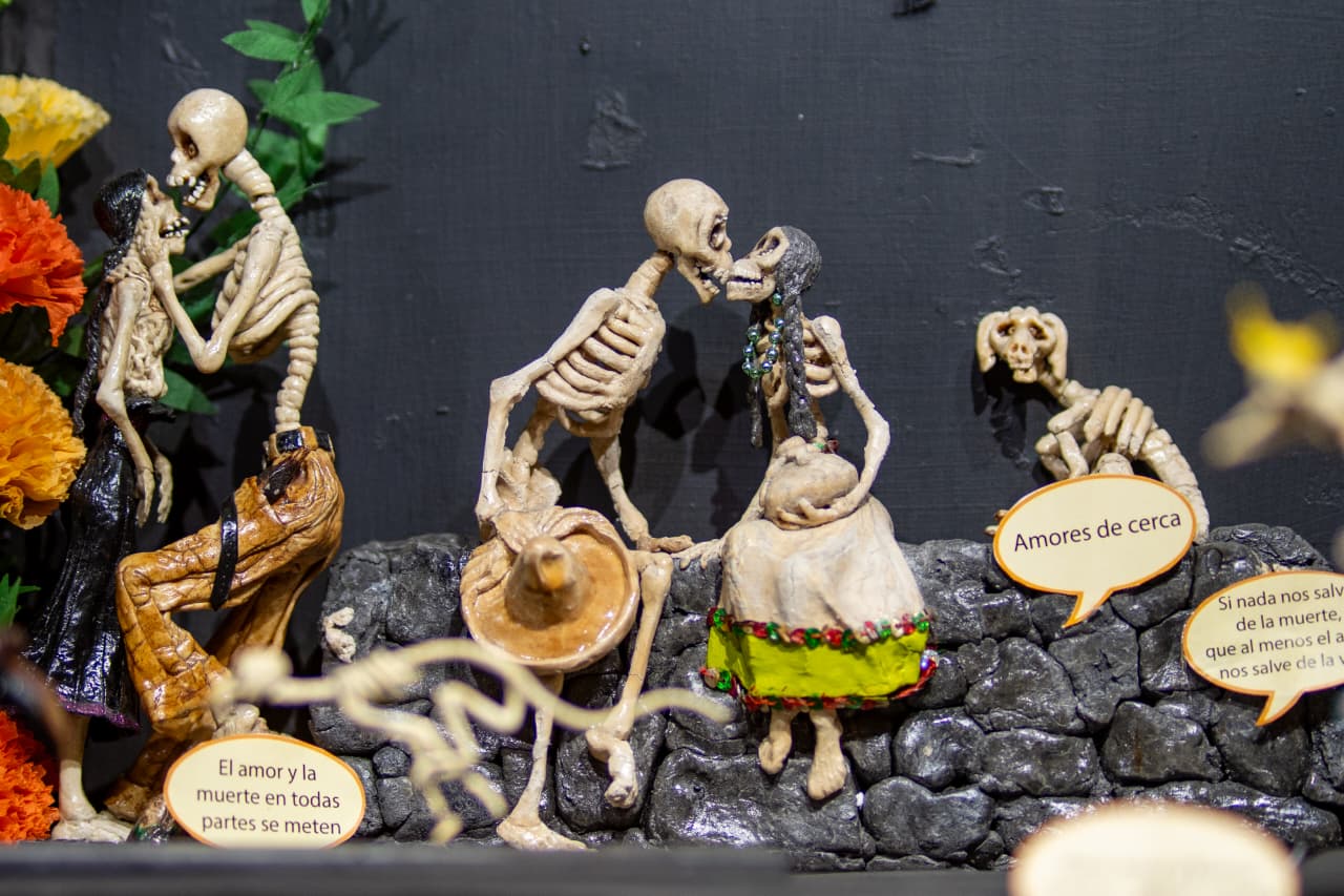 Entre versos y figuras de pan, transforman el Día de Muertos