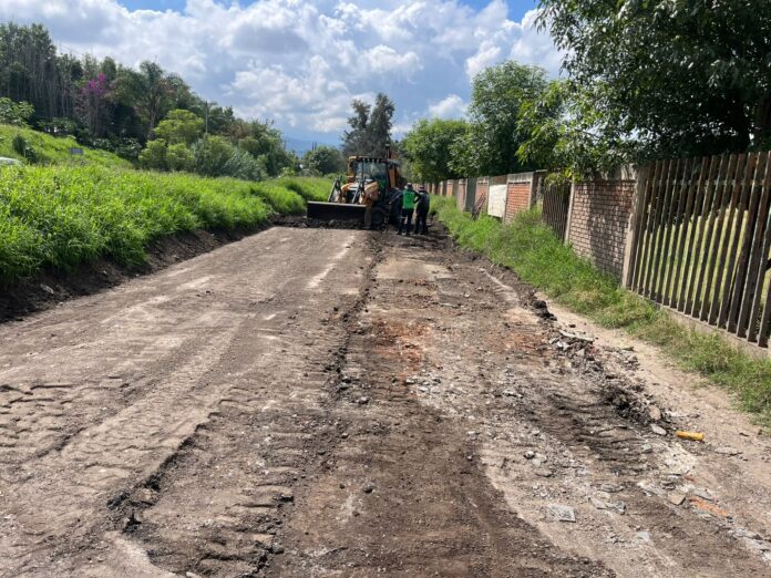 Gobierno de Morelia atiende camino junto a las canchas de Policía y Tránsito