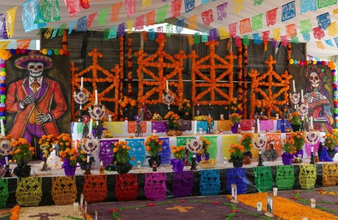 SEE recuerda a trabajadores del sector educativo con ofrenda por Día de Muertos