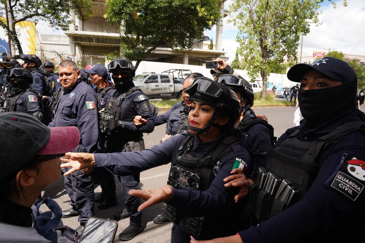 Tensión entre FNLS y policías durante avance hacia el Centro Histórico de Morelia