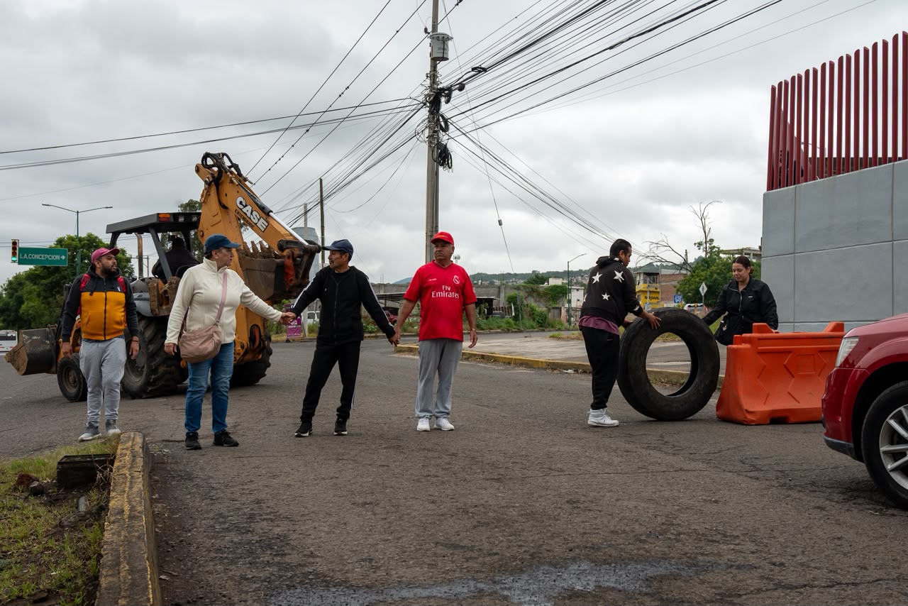 Vecinos bloquean avenida Madero; exigen más rutas de combis