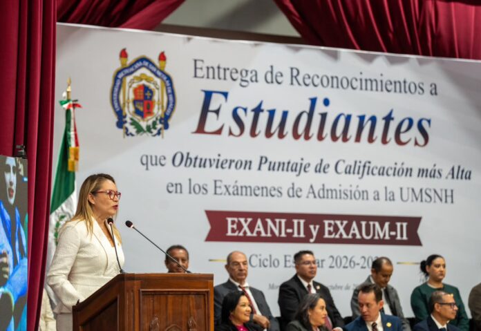 Yarabí Ávila reconoce a estudiantes con mejores calificaciones en examen admisión