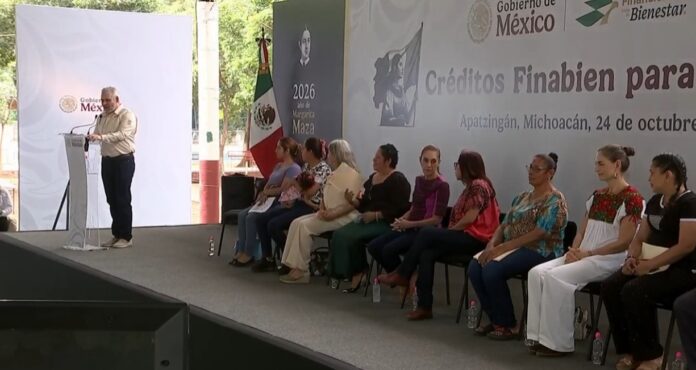 Bedolla arropa a Sheinbaum en Apatzingán, pero evita hablar de víctimas de violencia