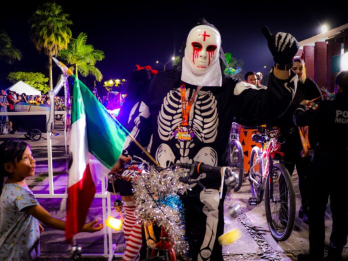 Más de 300 ciclistas participan en Rodada del Terror en Lázaro Cárdenas