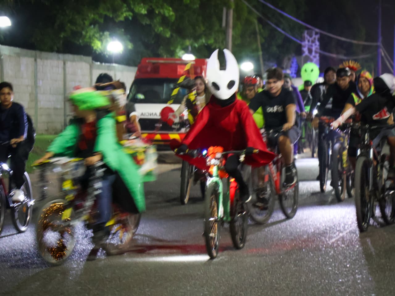 Más de 300 ciclistas participan en Rodada del Terror en Lázaro Cárdenas