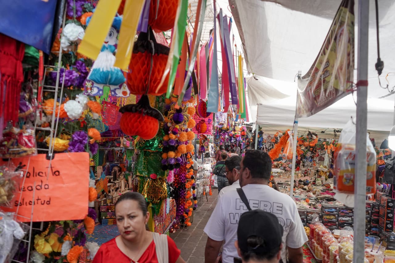 Día de Muertos llega al Mercado Independencia con bajas ventas