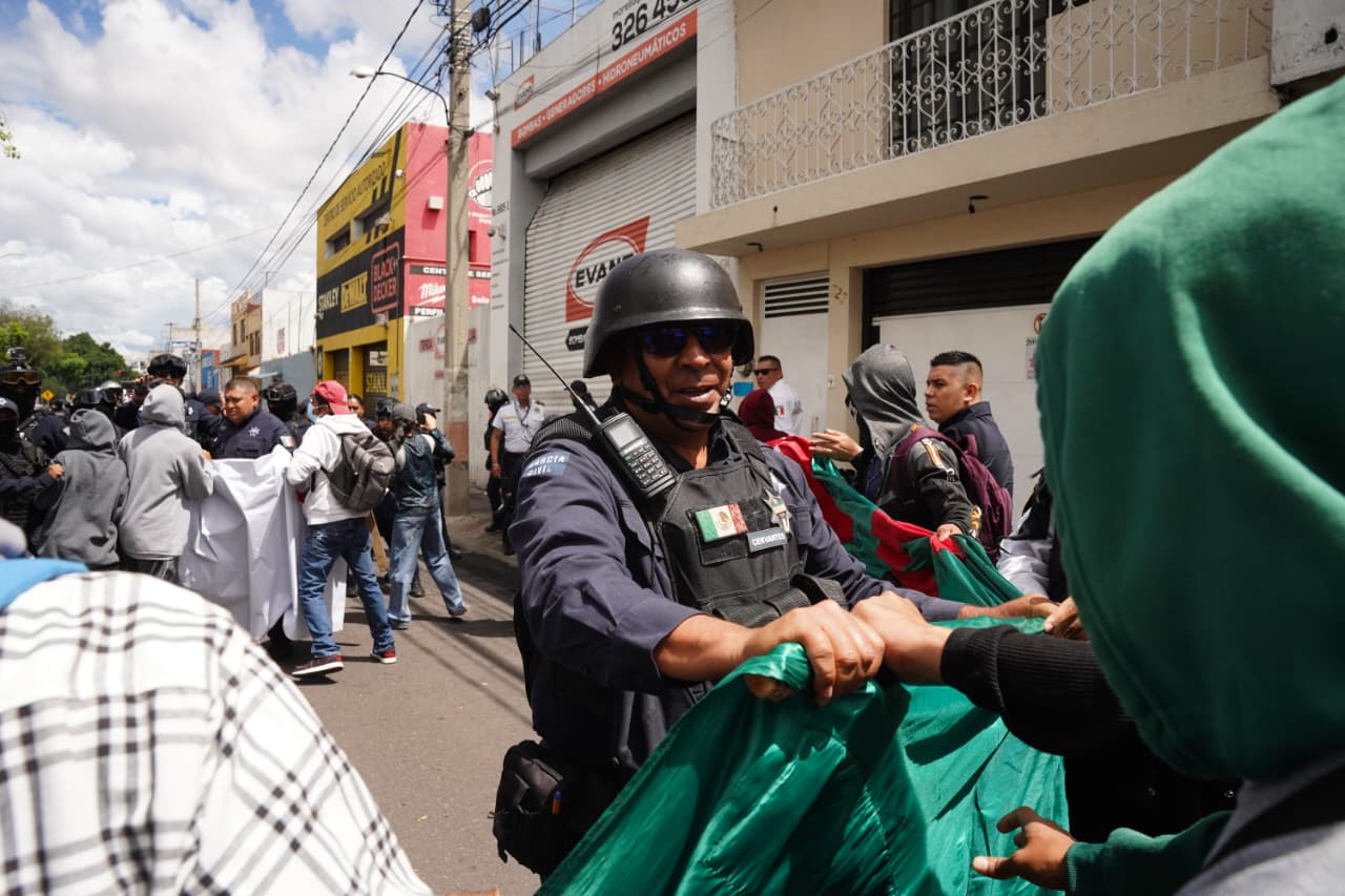 Tensión entre FNLS y policías durante avance hacia el Centro Histórico de Morelia