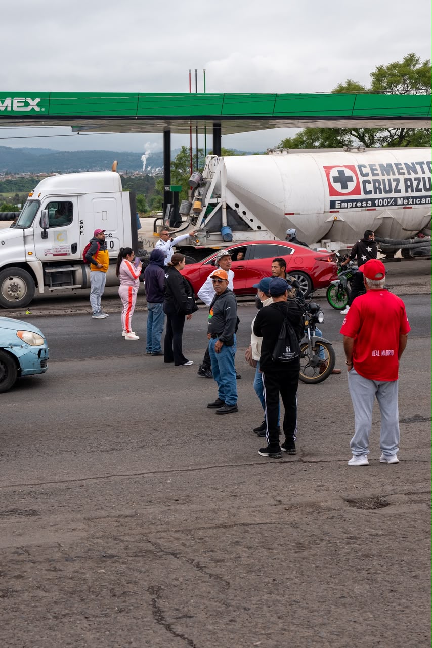 Vecinos bloquean avenida Madero; exigen más rutas de combis