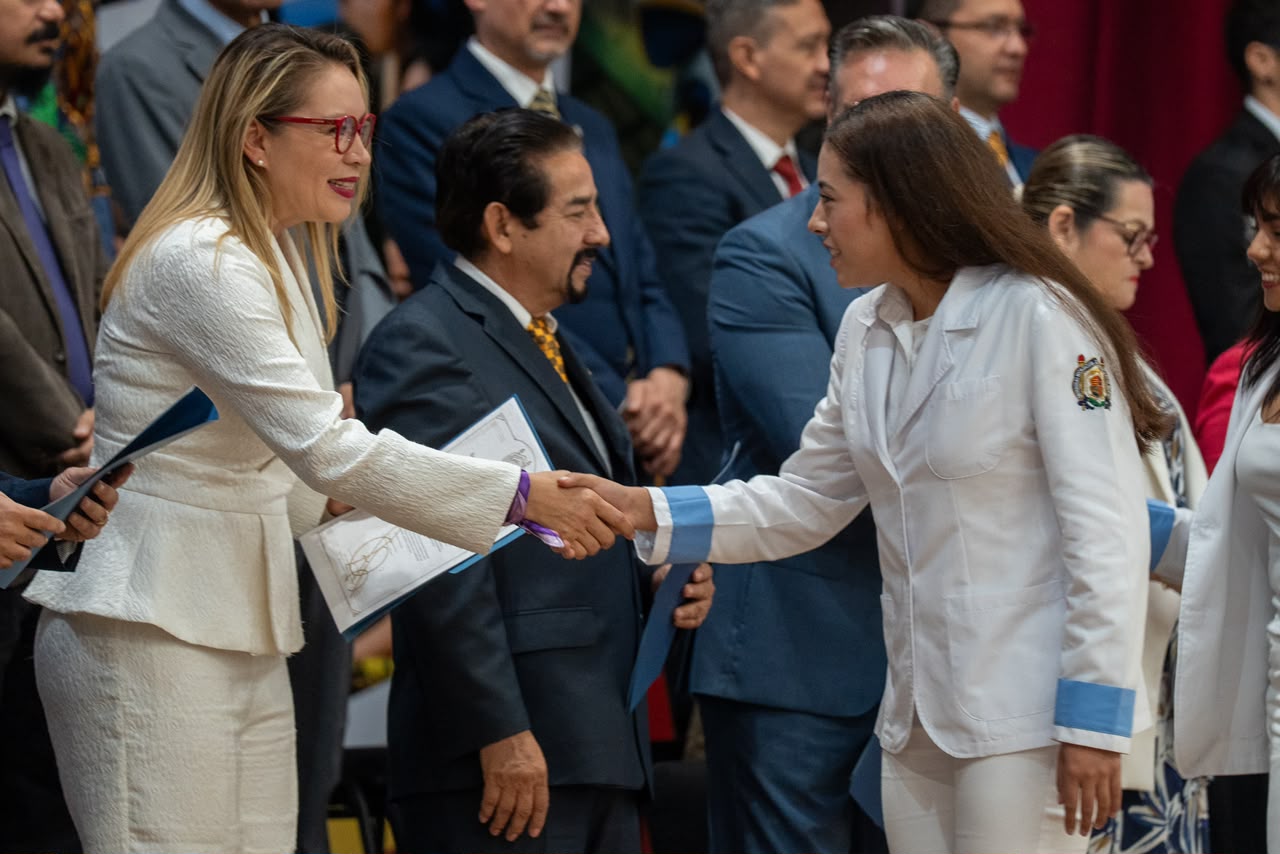 Yarabí Ávila reconoce a estudiantes con mejores calificaciones en examen admisión