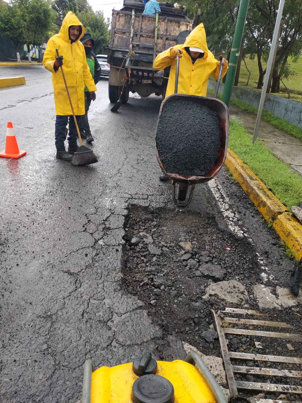 Gobierno de Morelia realiza bacheo en diferentes puntos