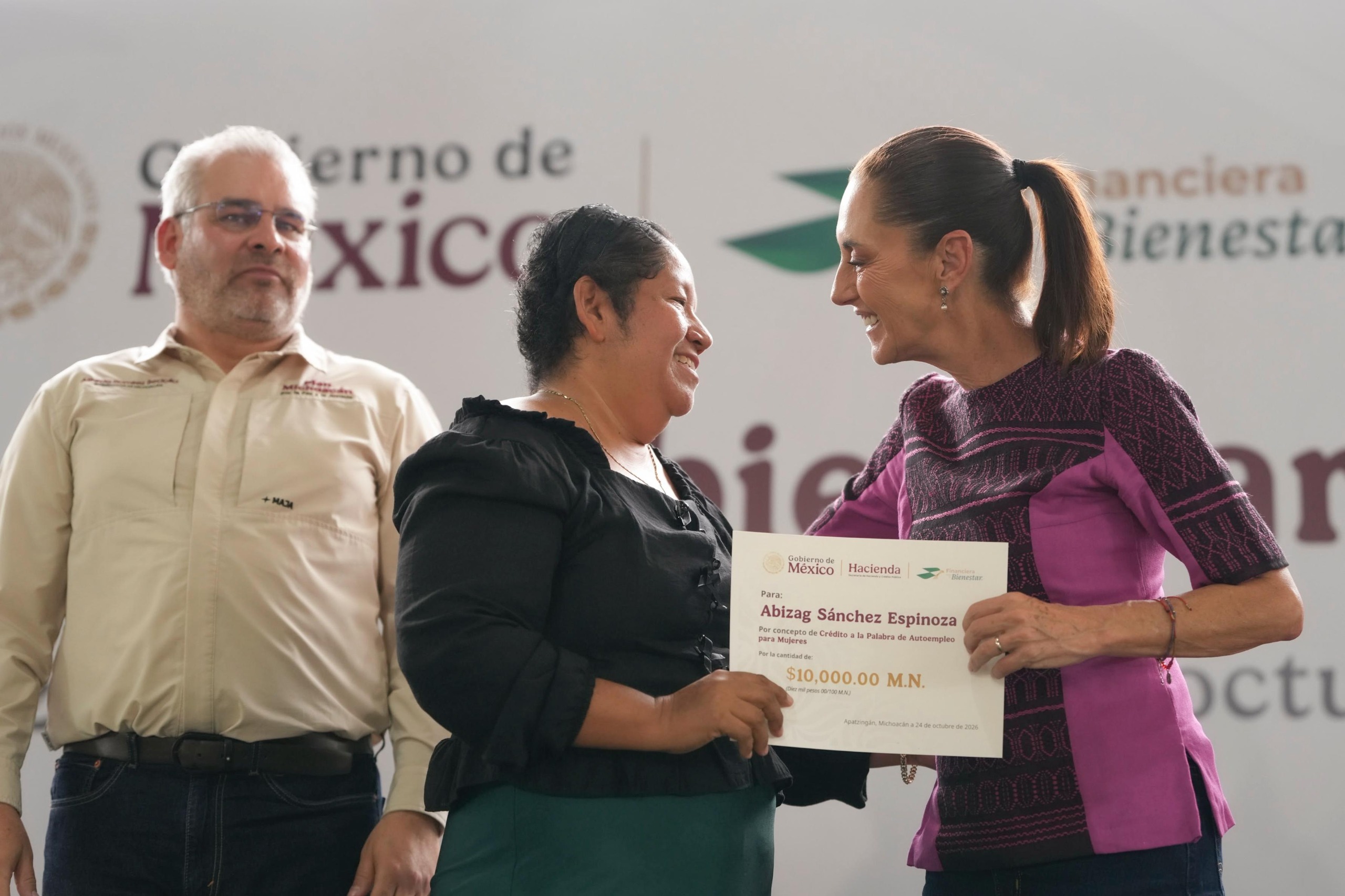 Sheinbaum entrega 56 mil créditos a mujeres en Michoacán