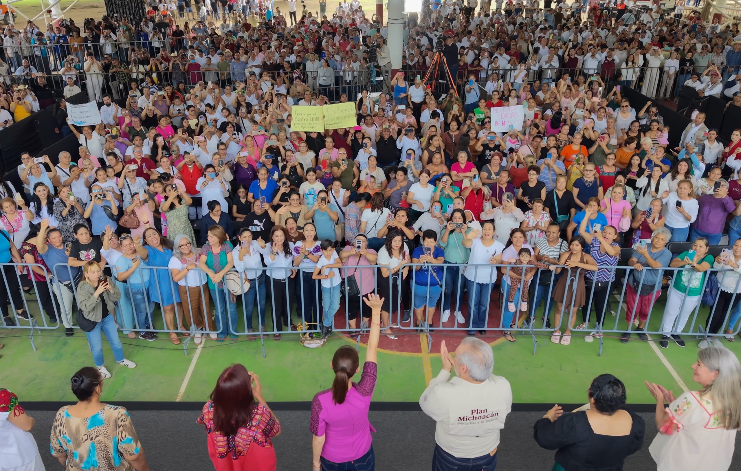 Sheinbaum entrega 56 mil créditos a mujeres en Michoacán