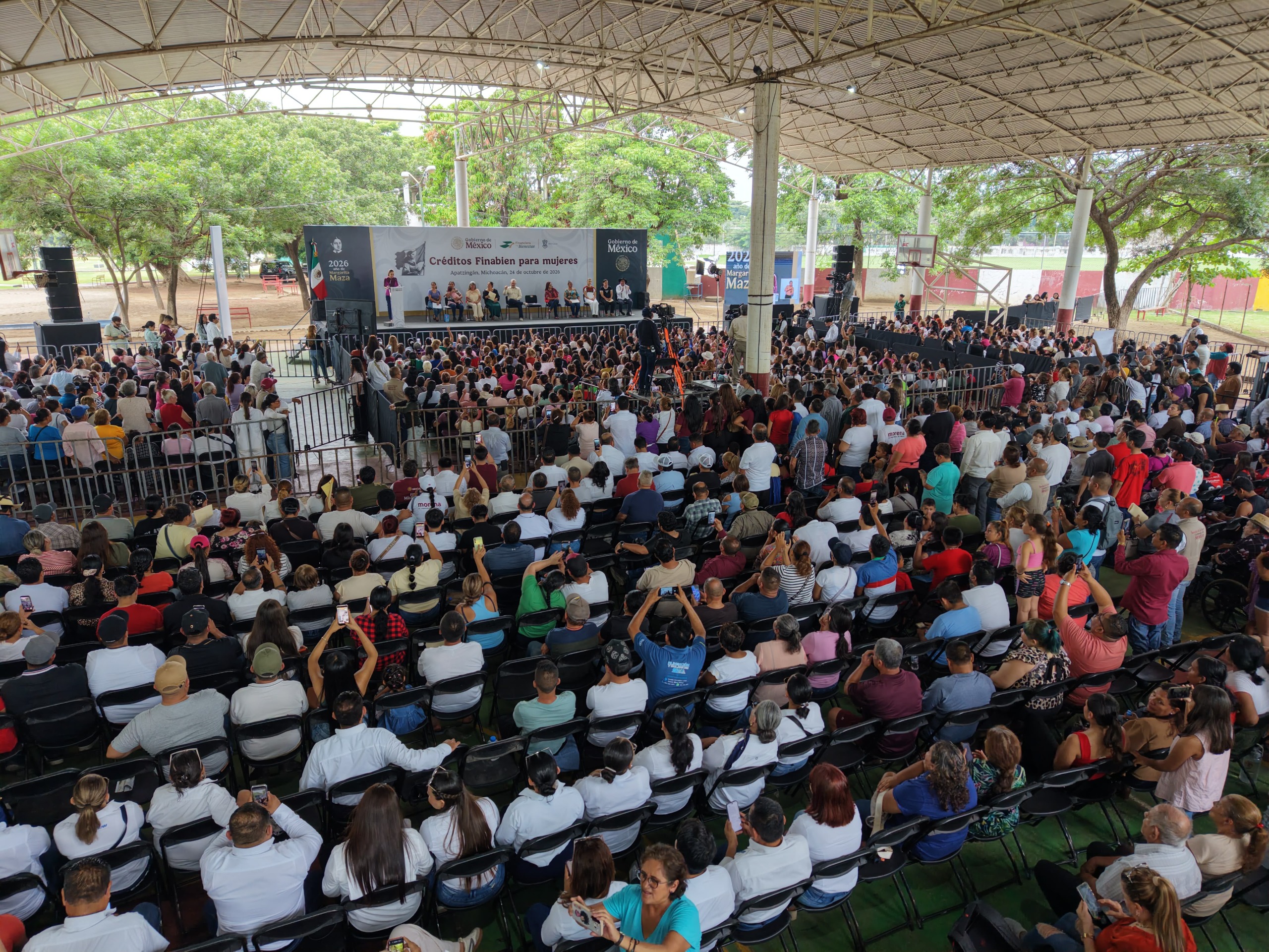 Sheinbaum entrega 56 mil créditos a mujeres en Michoacán