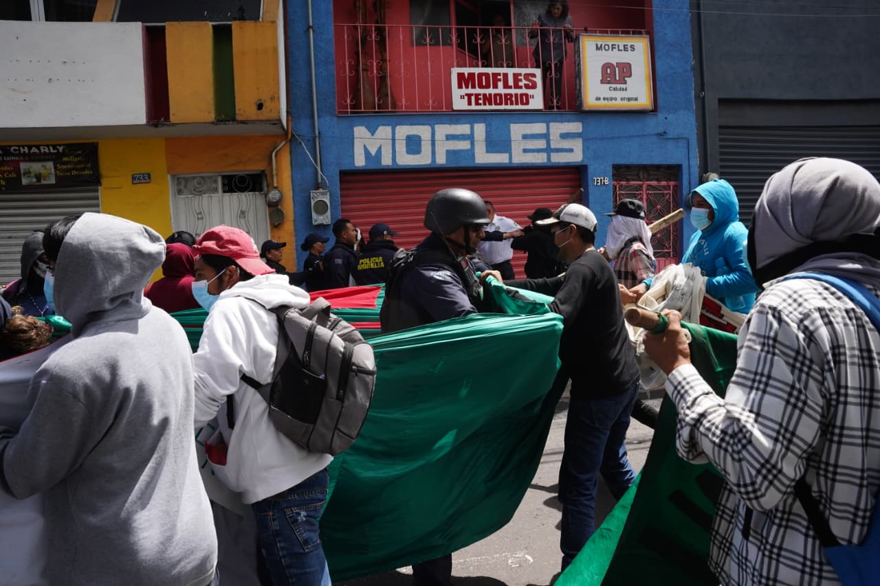 Tensión entre FNLS y policías durante avance hacia el Centro Histórico de Morelia