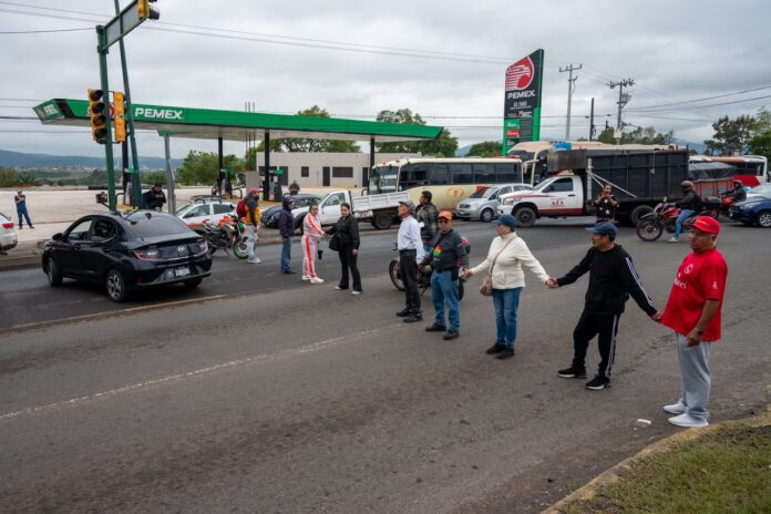 Vecinos bloquean avenida Madero; exigen más rutas de combis