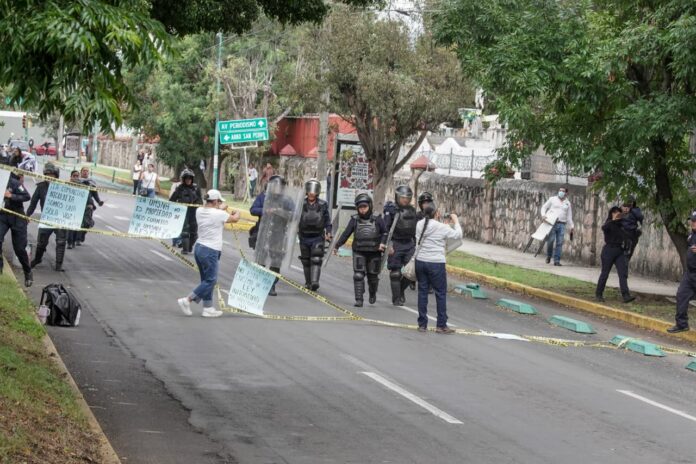 Entre reclamos y presencia de AROP, liberan calle J. Múgica Entre reclamos y presencia de AROP, liberan calle J. Múgica