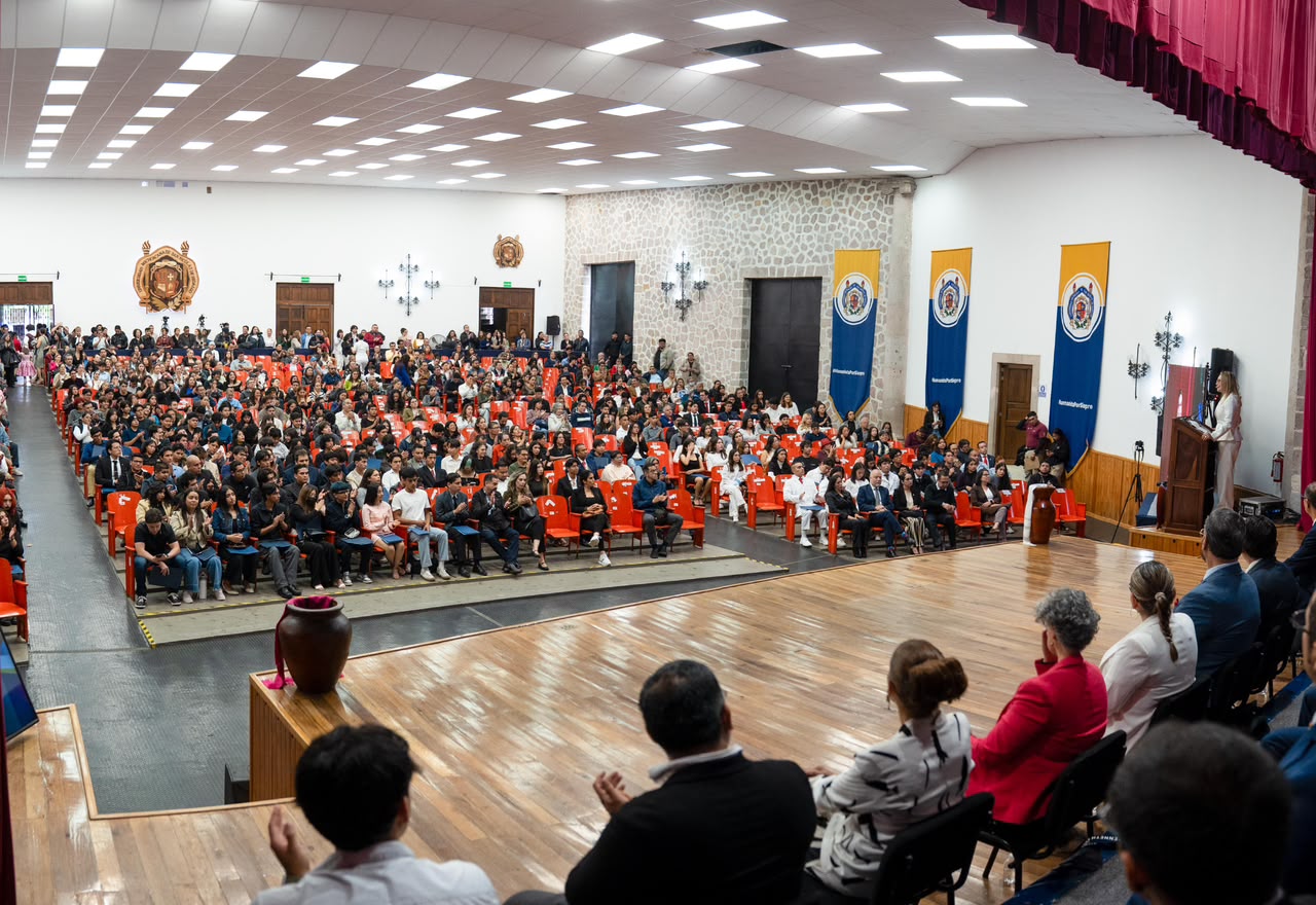 Yarabí Ávila reconoce a estudiantes con mejores calificaciones en examen admisión