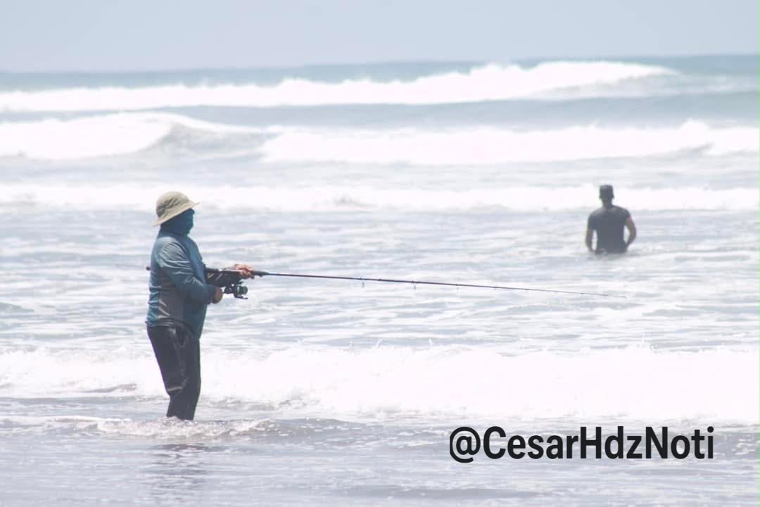 Playas de Lázaro Cárdenas activan alerta por oleaje; ordenan colocar banderas rojas