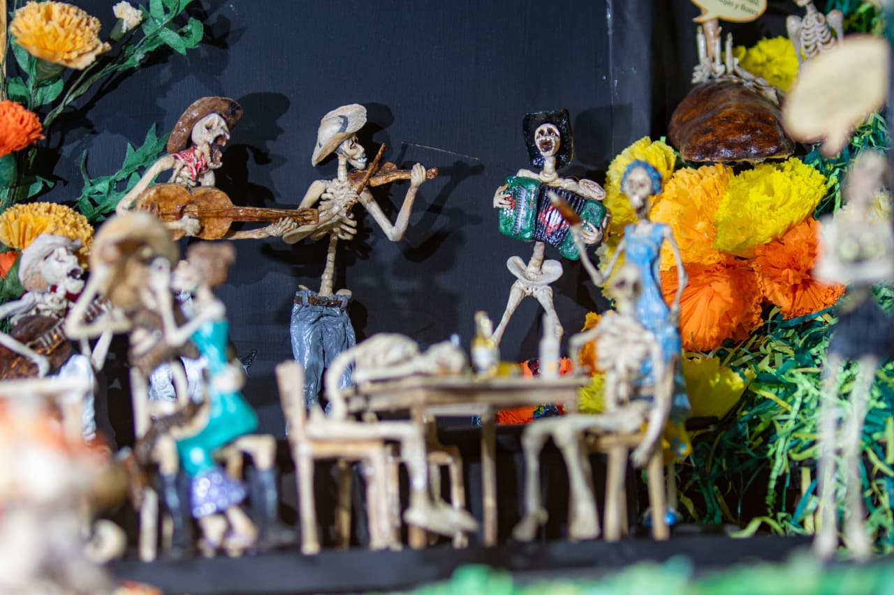 Entre versos y figuras de pan, transforman el Día de Muertos