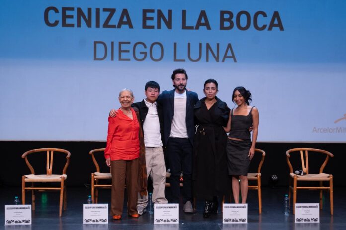 Diego Luna presenta “Ceniza en la boca”, una historia sobre migración, ausencias y familias separadas Diego Luna presenta “Ceniza en la boca”, una historia sobre migración, ausencias y familias separadas