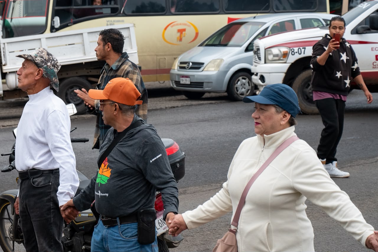Vecinos bloquean avenida Madero; exigen más rutas de combis