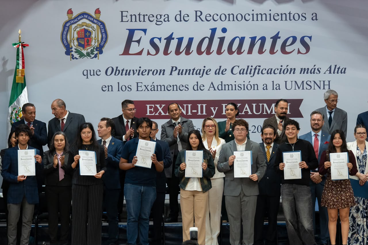 Yarabí Ávila reconoce a estudiantes con mejores calificaciones en examen admisión
