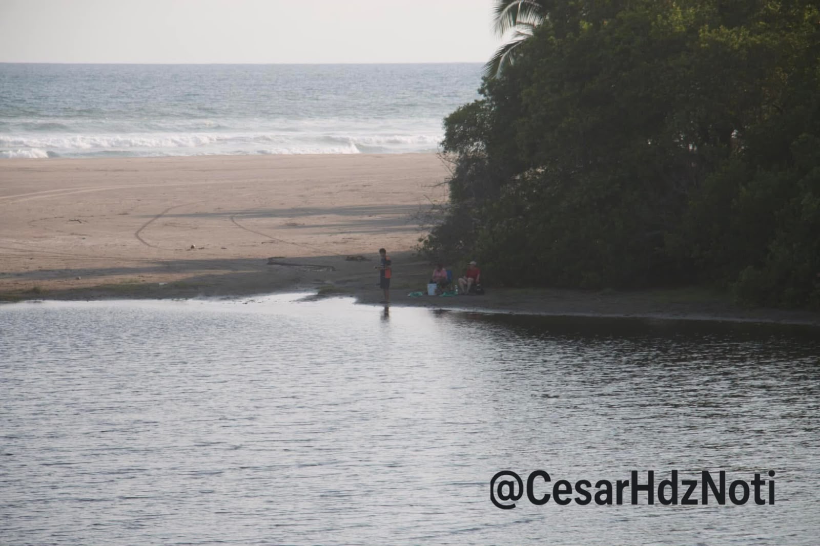 Playas de Lázaro Cárdenas activan alerta por oleaje; ordenan colocar banderas rojas
