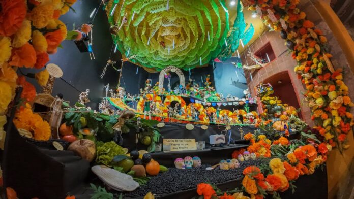 Entre versos y figuras de pan, transforman el Día de Muertos