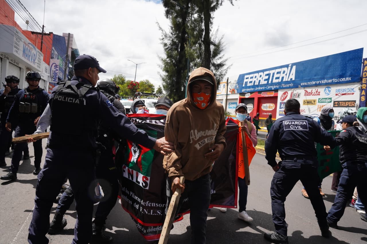 Tensión entre FNLS y policías durante avance hacia el Centro Histórico de Morelia