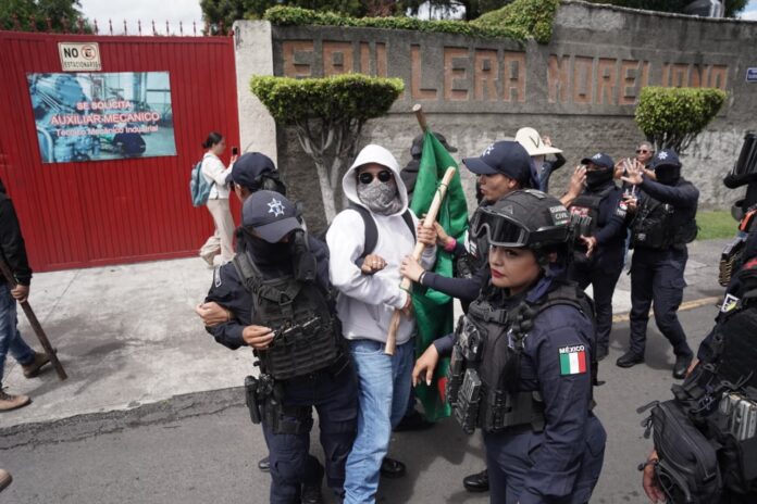 Tensión entre FNLS y policías durante avance hacia el Centro Histórico de Morelia