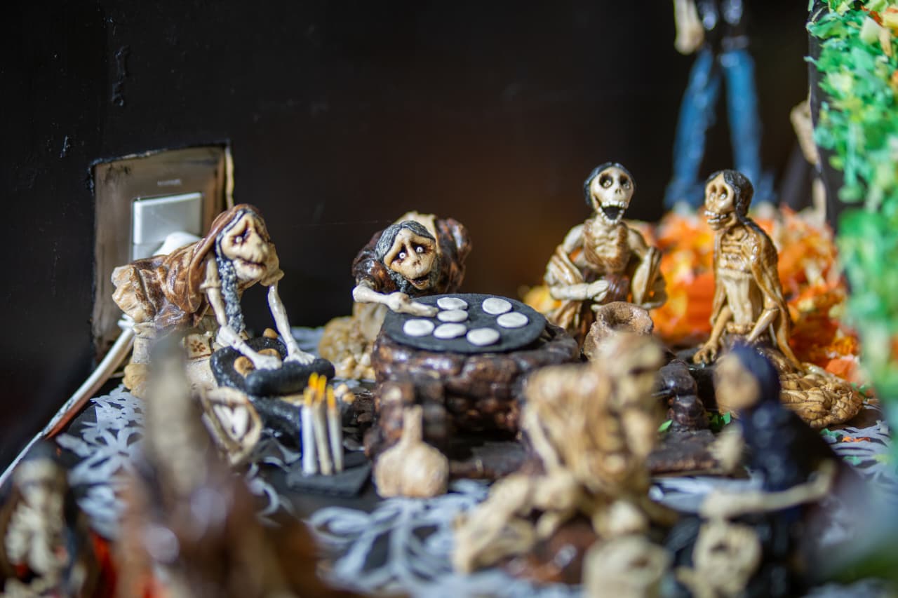 Entre versos y figuras de pan, transforman el Día de Muertos