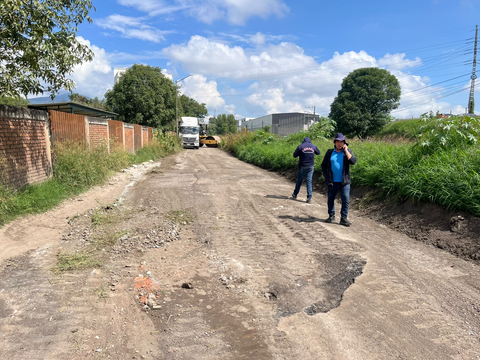Gobierno de Morelia atiende camino junto a las canchas de Policía y Tránsito