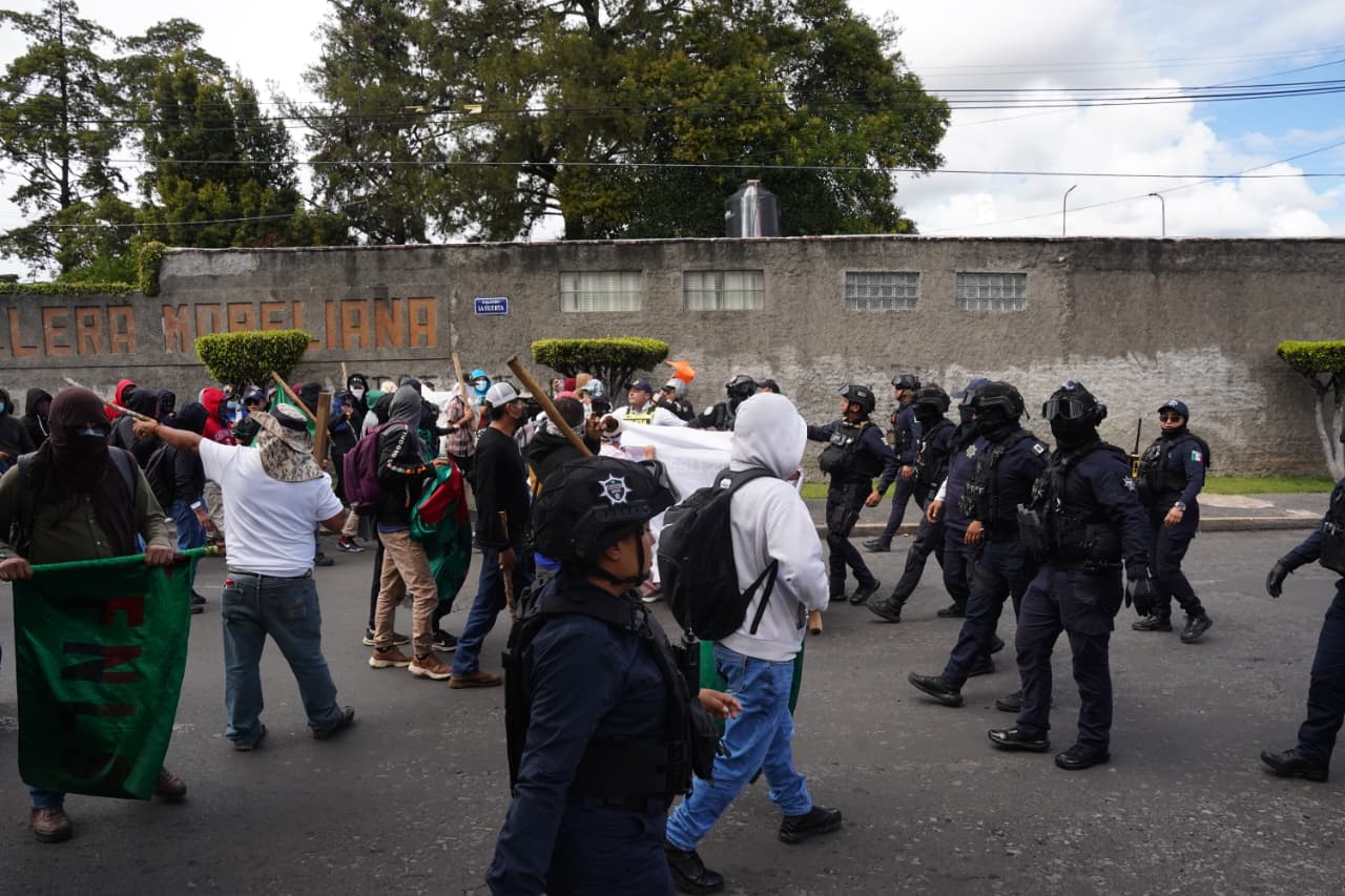 Tensión entre FNLS y policías durante avance hacia el Centro Histórico de Morelia