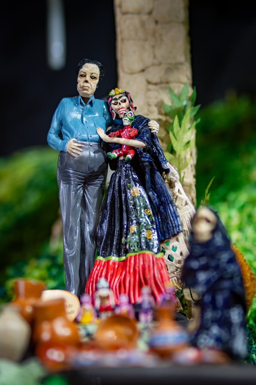 Entre versos y figuras de pan, transforman el Día de Muertos
