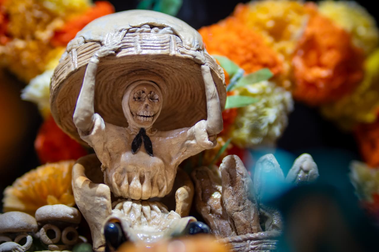 Entre versos y figuras de pan, transforman el Día de Muertos