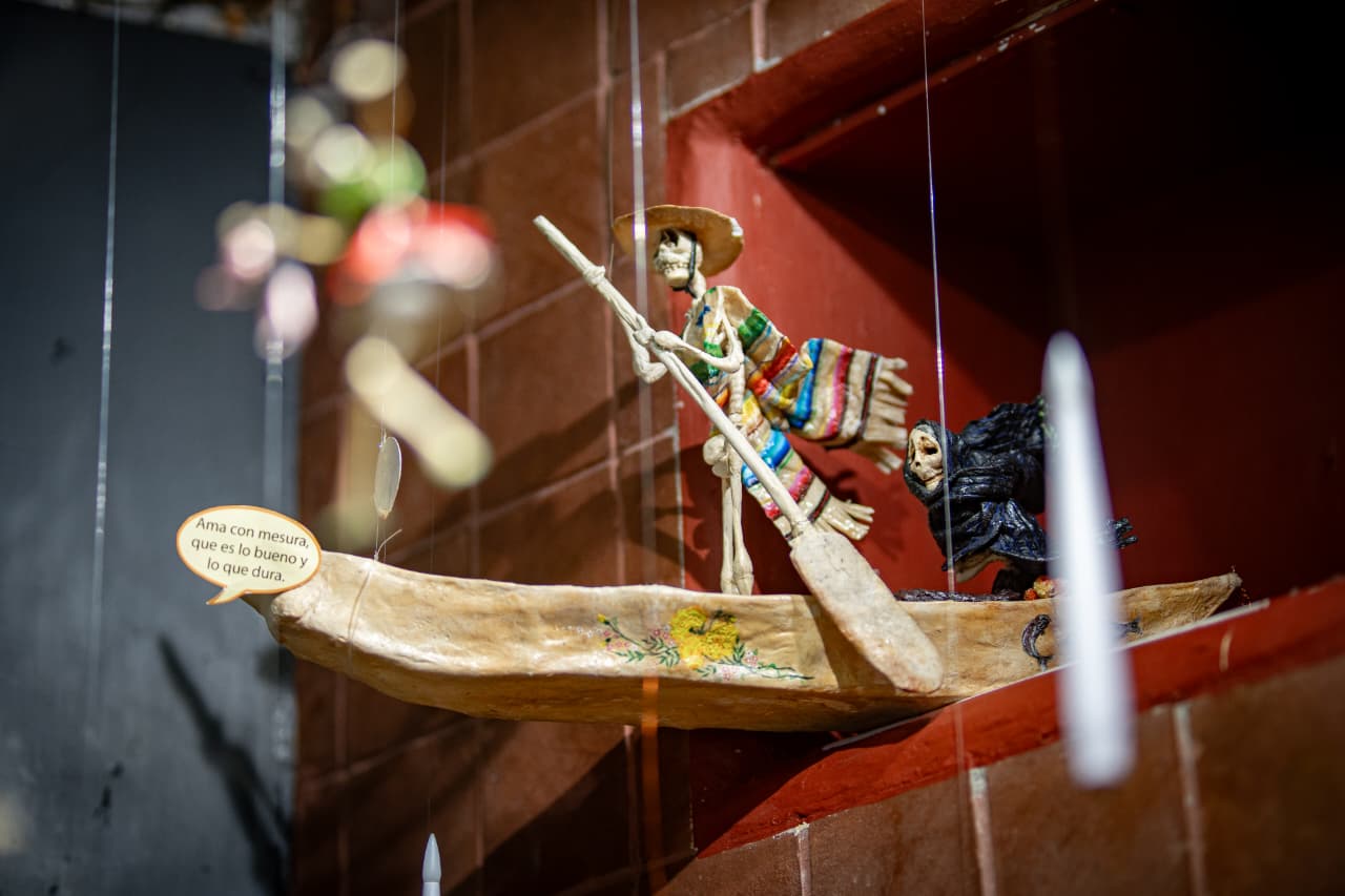 Entre versos y figuras de pan, transforman el Día de Muertos