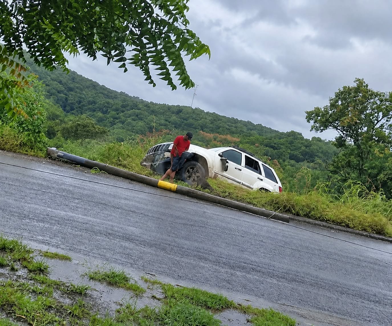 Accidentes, protesta y rescate marcan jornada en Michoacán