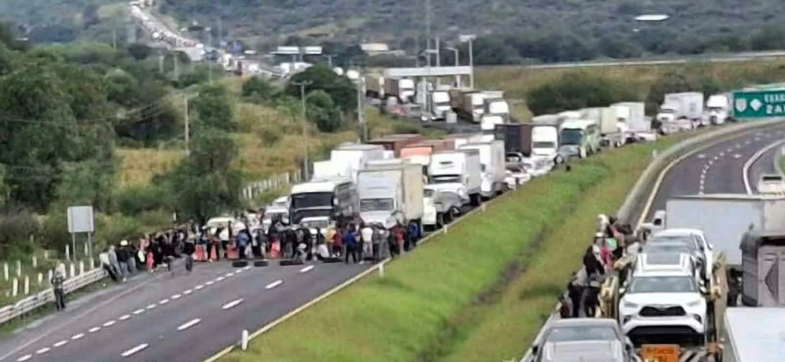 Accidentes, protesta y rescate marcan jornada en Michoacán