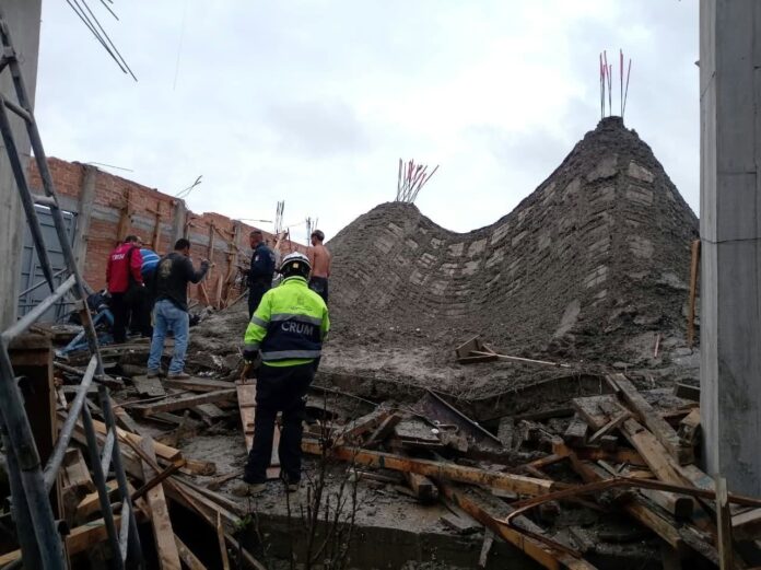 Colapso de losa deja 25 albañiles heridos al norte de Morelia